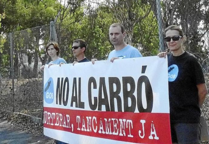 Acció del GOB davant la central l'any 2010