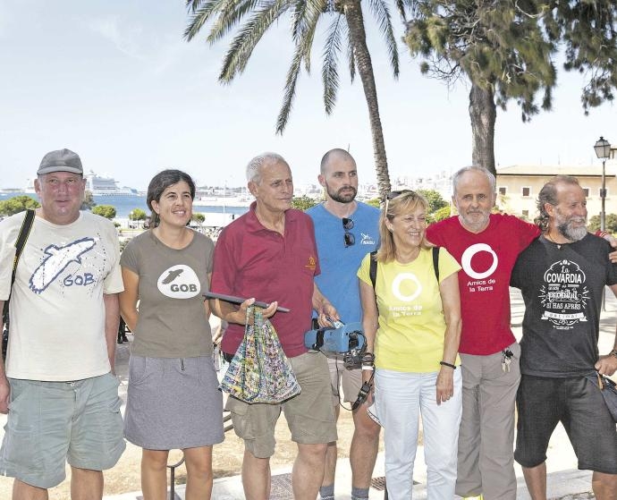 Imatge de la roda de premsa del mes d'agost amb els integrants de NABU.