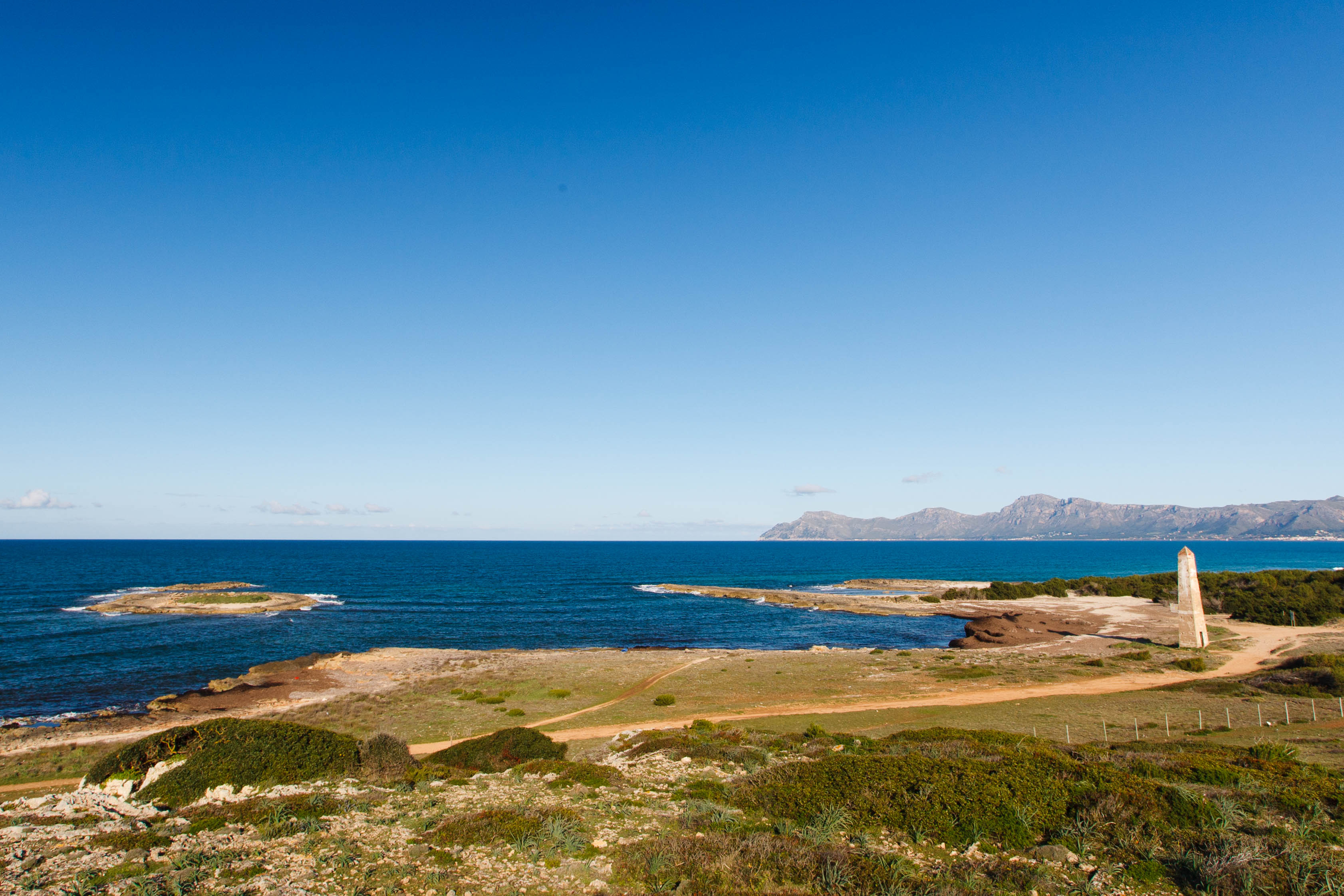 Costa de Son Real, amb l'illot dels Porros i les muntanyes d'Artà al fons