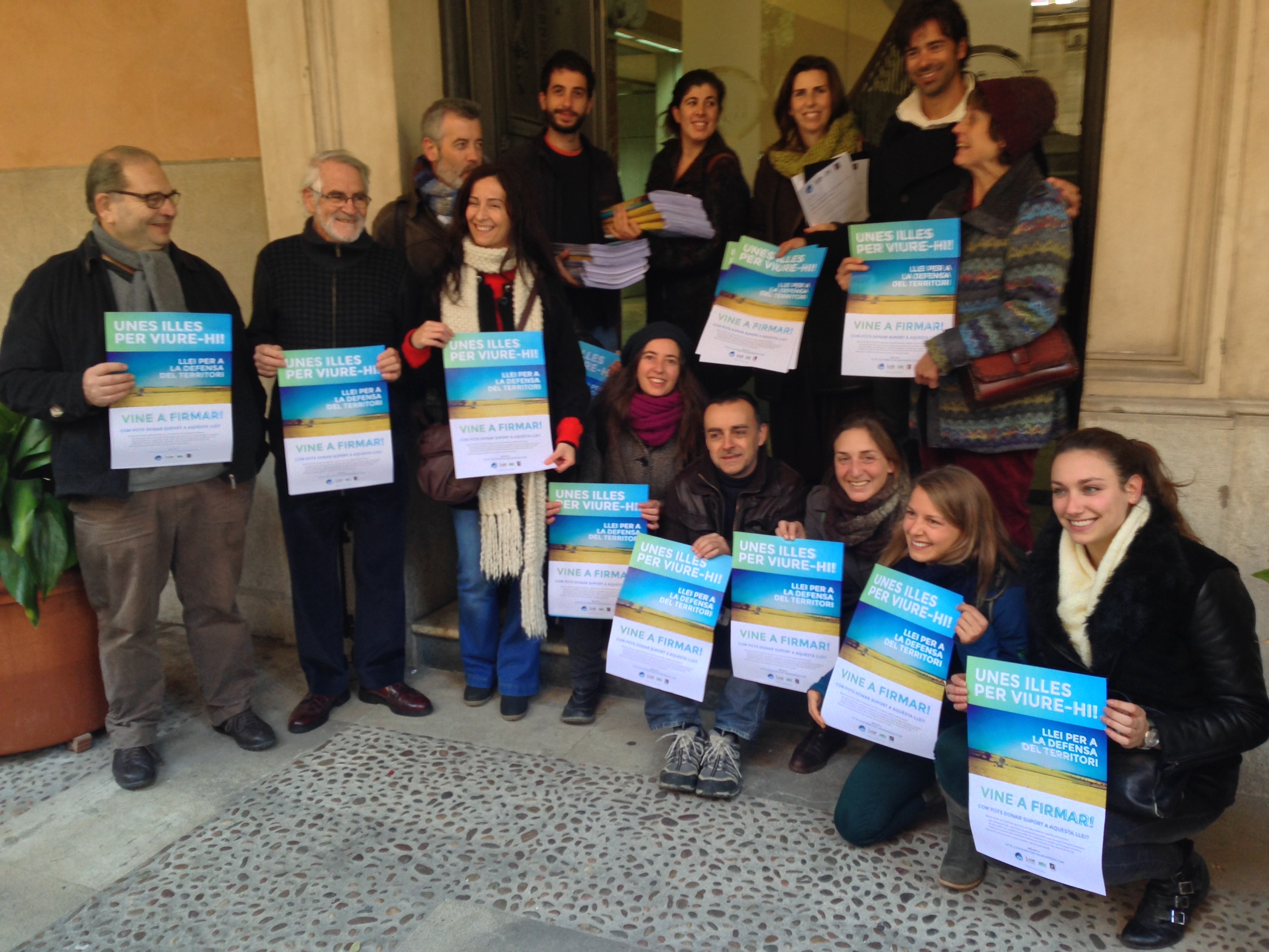 Presentació de les signatures de la ILP Unes Illes per viure-hi al 2014