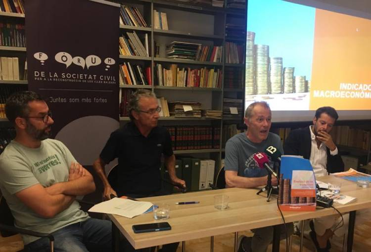 A la foto, alguns dels autors de l’informe: Nofre Fullana, d’APAEMA, Jaume Garau, de la Fundació Iniciatives del Mediterrani, Jordi López, de Mercat Social i Alfonso de Oleza, assessor de l’Observatori de les Transicions del Fòrum.