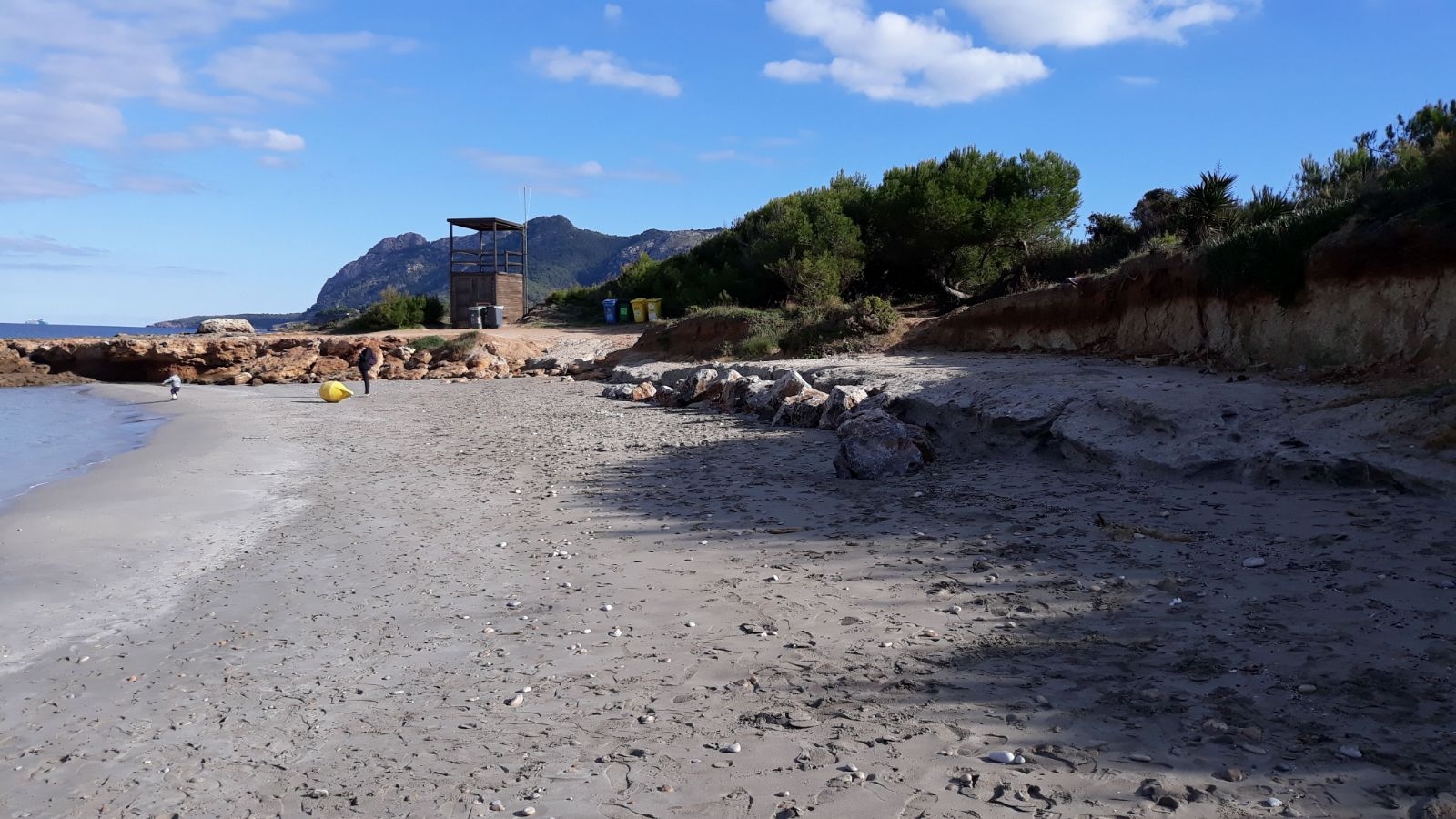 Platja de Sant Joan (Es Mal Pas): destrossa de la duna per a la instal·lació del xibiu.